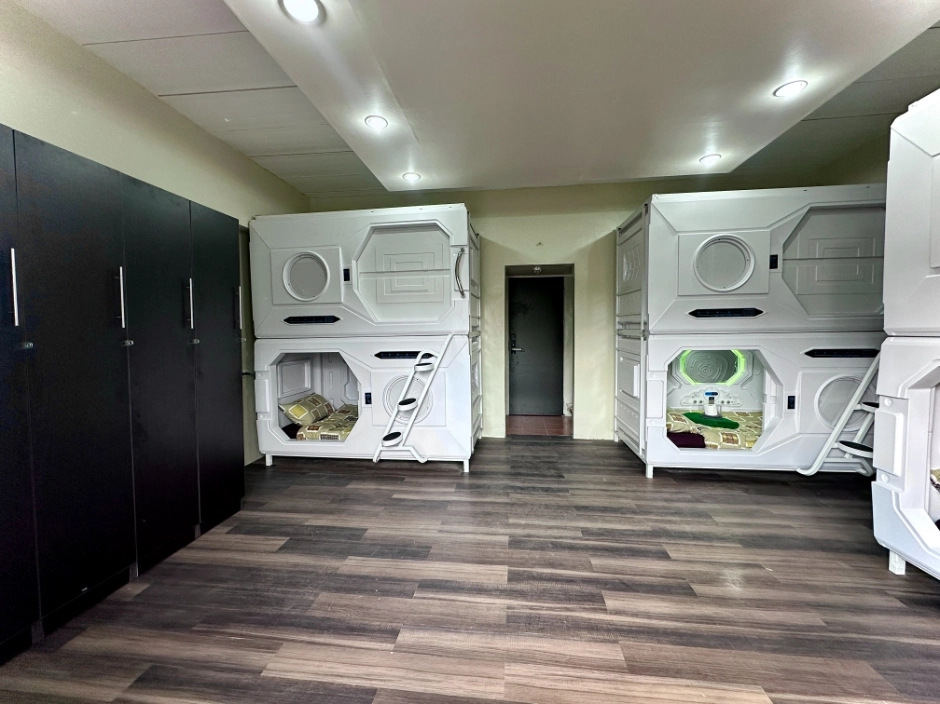 四人膠囊房(Capsule room)