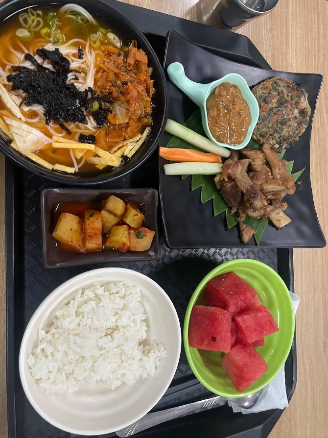 學校提供餐食