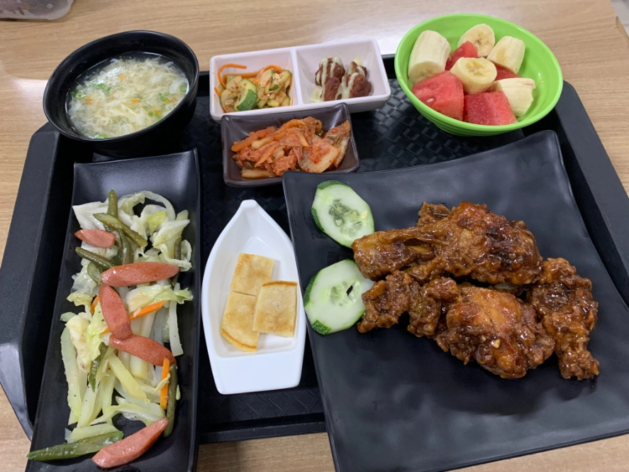 學校提供餐食