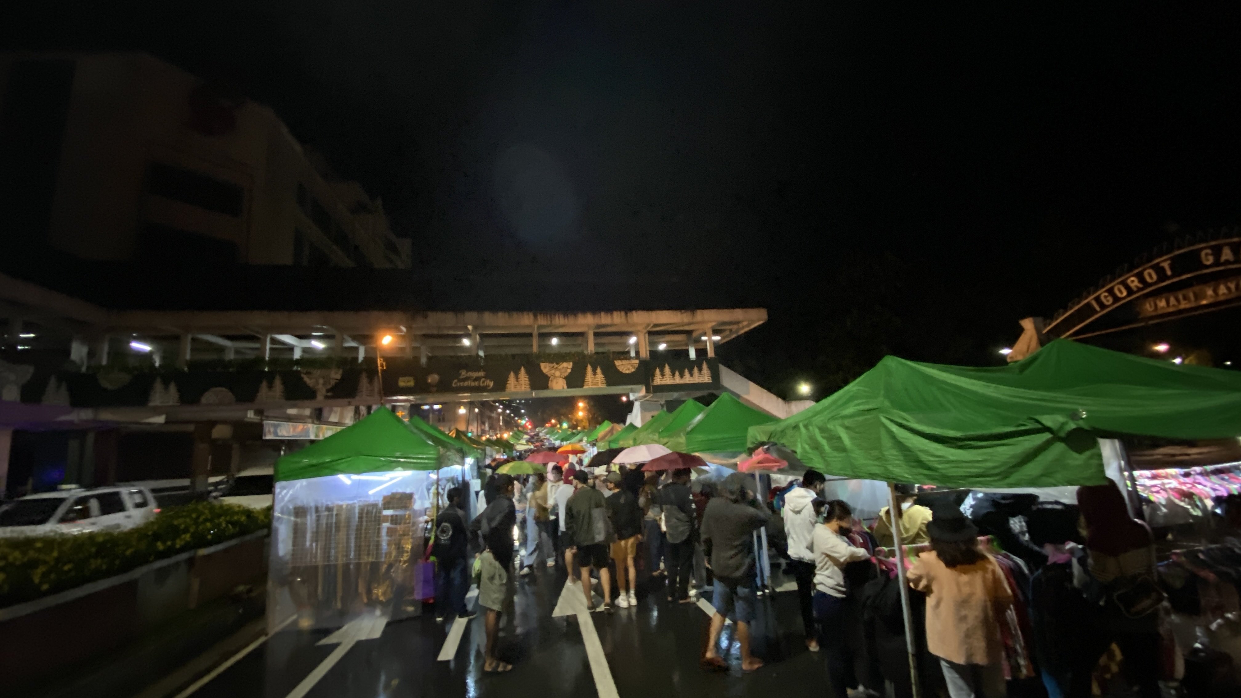 許多民眾正在逛碧瑤當地夜市Baguio Night Market