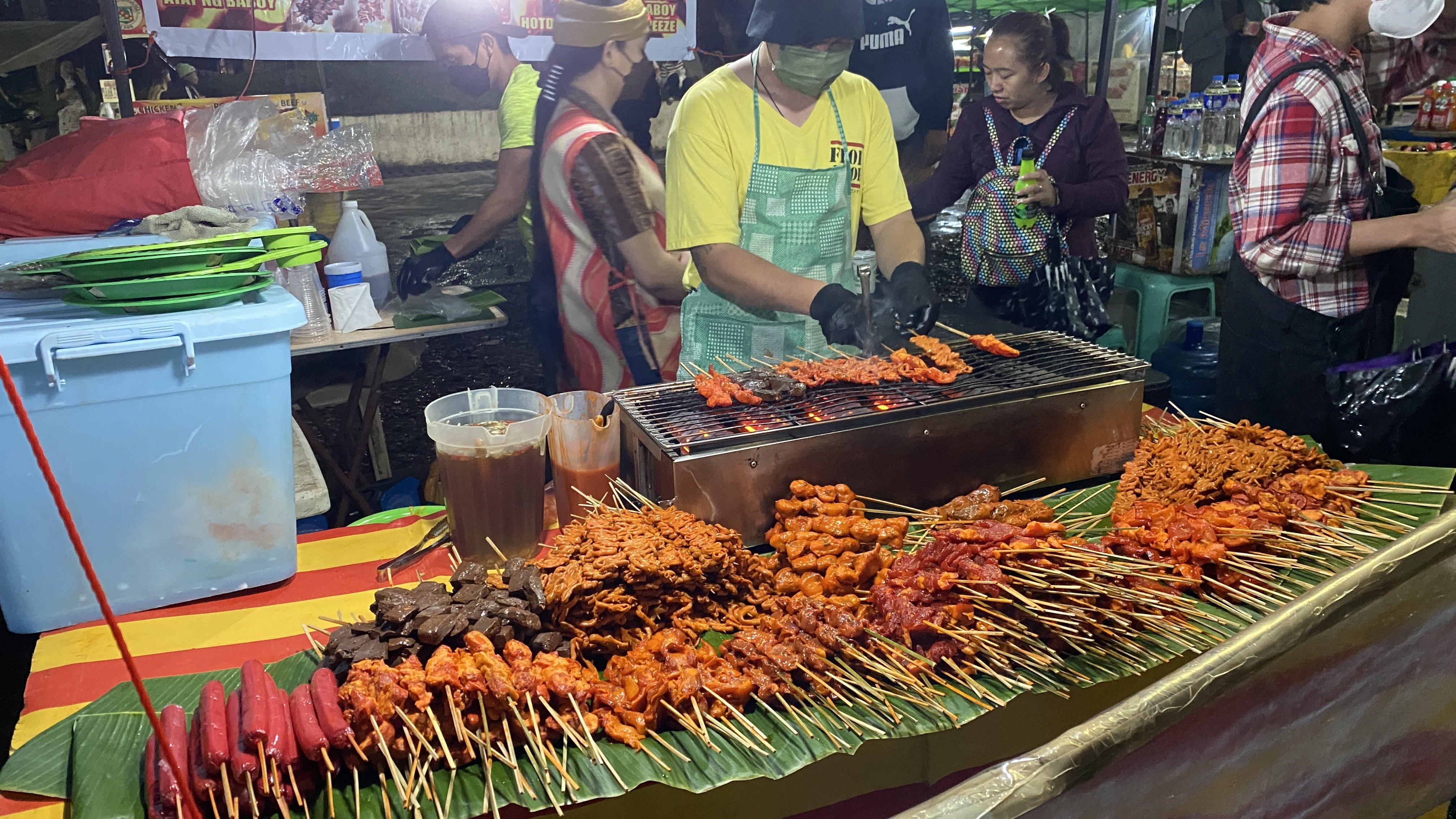 碧瑤夜市 Baguio Night Market攤位小販正在考一串串的烤物