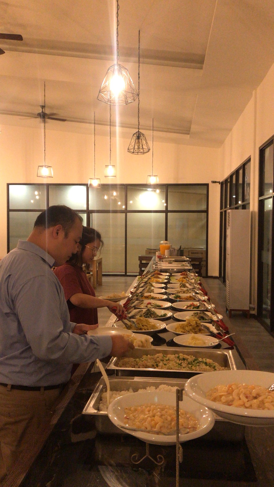 菲律賓語言學校餐廳內學生正在用餐