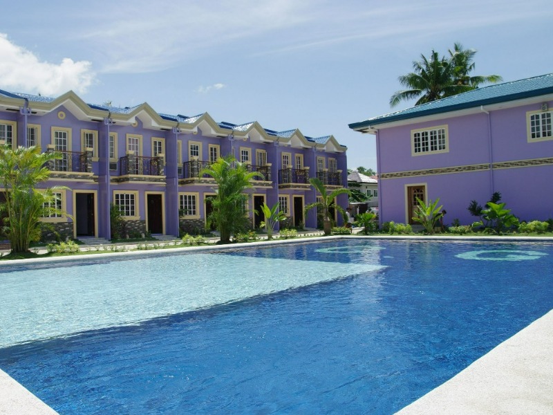 CG SPARTA校區位於菲律賓宿霧，校園風格如渡假村一般，校內主色調為紫色，讓人有夢幻的感覺